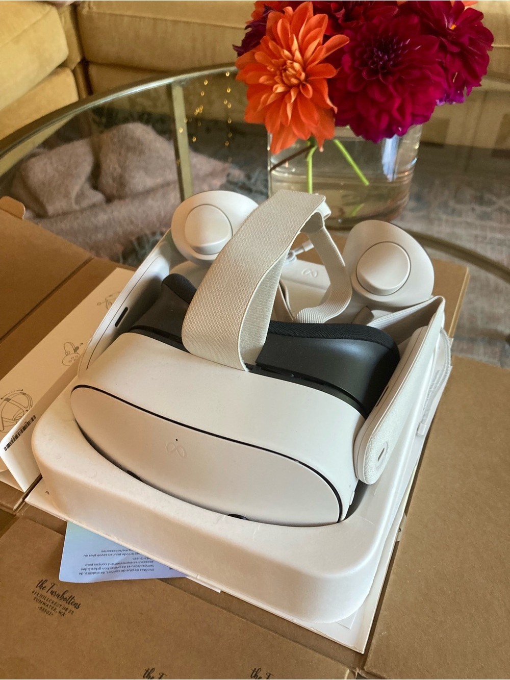 Quest 2 White VR Headset with Controllers